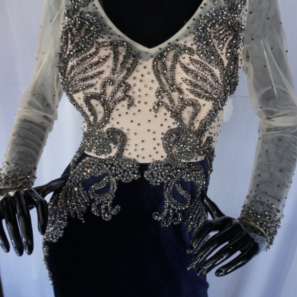 522 Azzure Couture, Beaded and Velvet Long sleeve - Picture 7 of 8
